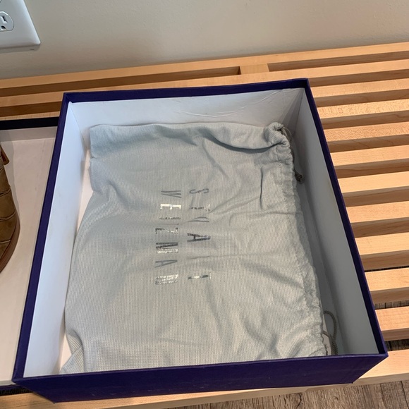 Stewart Weitzman - Picture 2 of 6